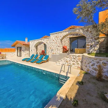 Elegant 2br Stone Retreat With Private Pool