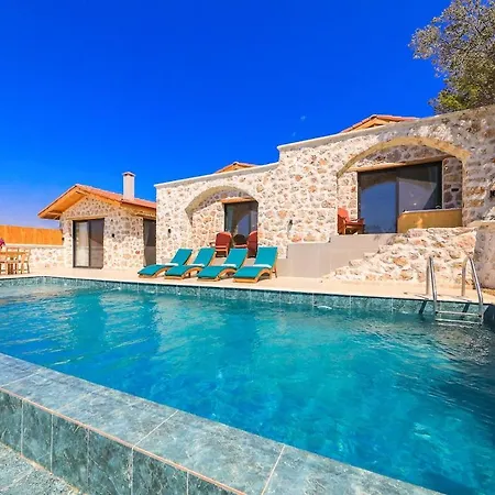 Elegant 2br Stone Retreat With Private Pool كالكان