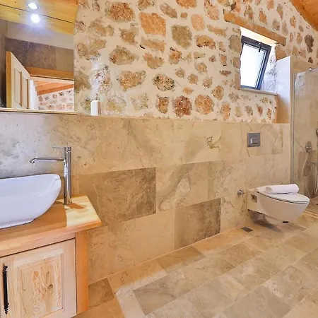 Elegant 2br Stone Retreat With Private Pool Casa de Férias *