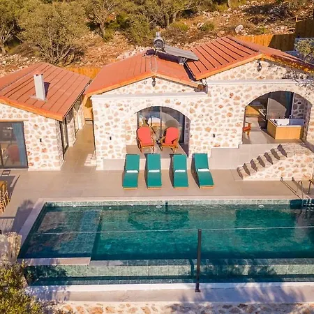Casa de Férias Elegant 2br Stone Retreat With Private Pool *