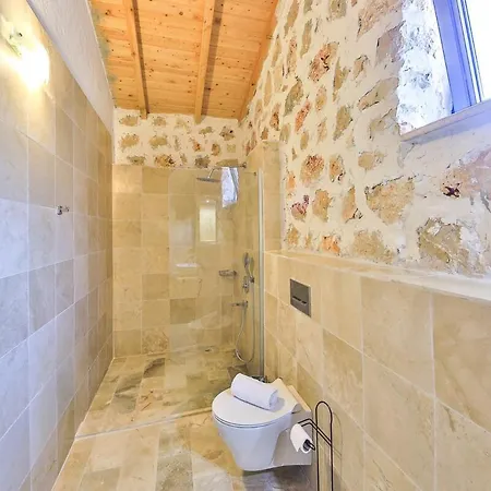 Elegant 2br Stone Retreat With Private Pool Semesterbostad *