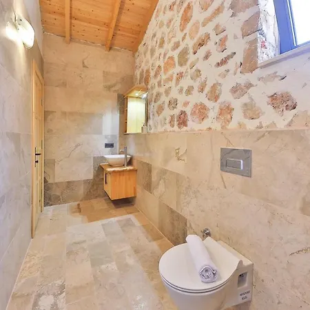 Casa de Férias Elegant 2br Stone Retreat With Private Pool *